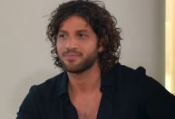Chay Suede aparece com visual "diferentão" para gravação; veja fotos