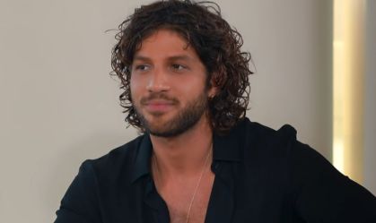 Chay Suede aparece com visual "diferentão" para gravação; veja fotos