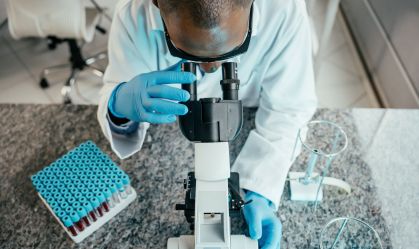 Produção científica brasileira caiu em 2023; pesquisadores indicam como reverter
