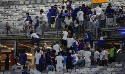 Vários torcedores foram flagrados mudando de setor antes de Cruzeiro x Atlético-MG
