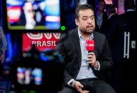 Governos são sócios majoritários da indústria e não podem atrapalhar setor, diz Cláudio Castro à CNN