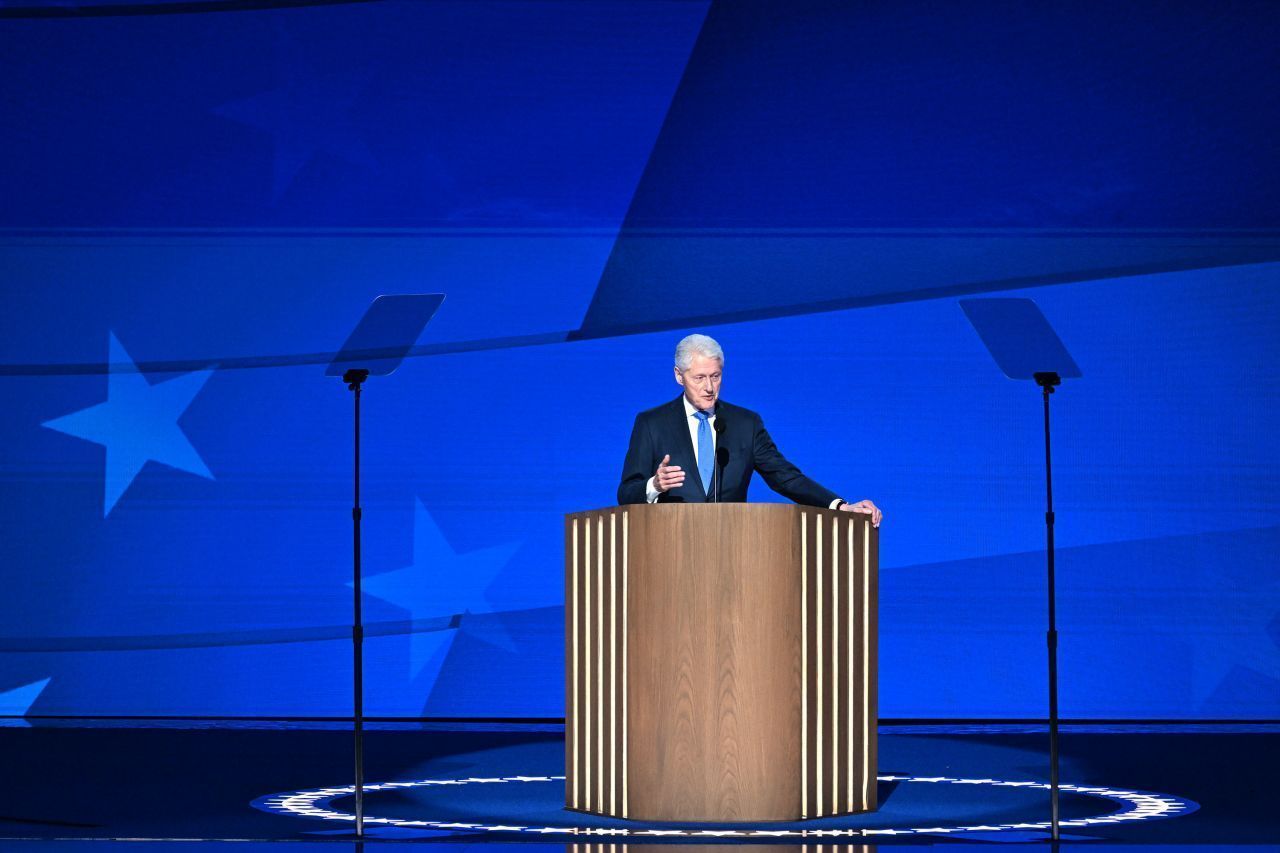O ex-presidente Bill Clinton fala durante o DNC na quarta-feira, 21 de agosto, em Chicago. • Bernadette Tuazon/CNN