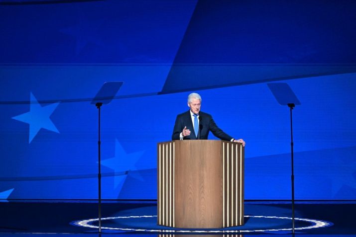 O ex-presidente Bill Clinton fala durante o DNC na quarta-feira, 21 de agosto, em Chicago. • Bernadette Tuazon/CNN