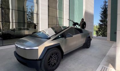 Chefe de milícia chechena exibe Tesla Cybertruck com metralhadora acoplada