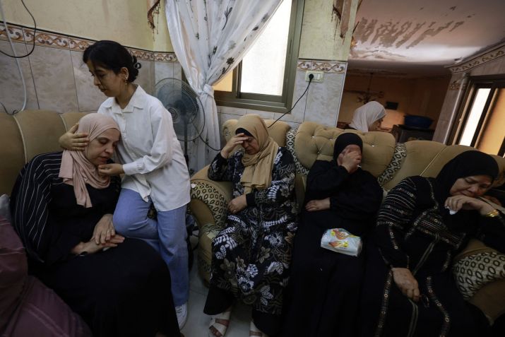 Mãe de homem palestino chora pela morte de filho após ataque de colonos israelenses à cidade de Jit, na Cisjordânia • Jaafar Ashtiyeh/AFP/Getty Images via CNN Newsource