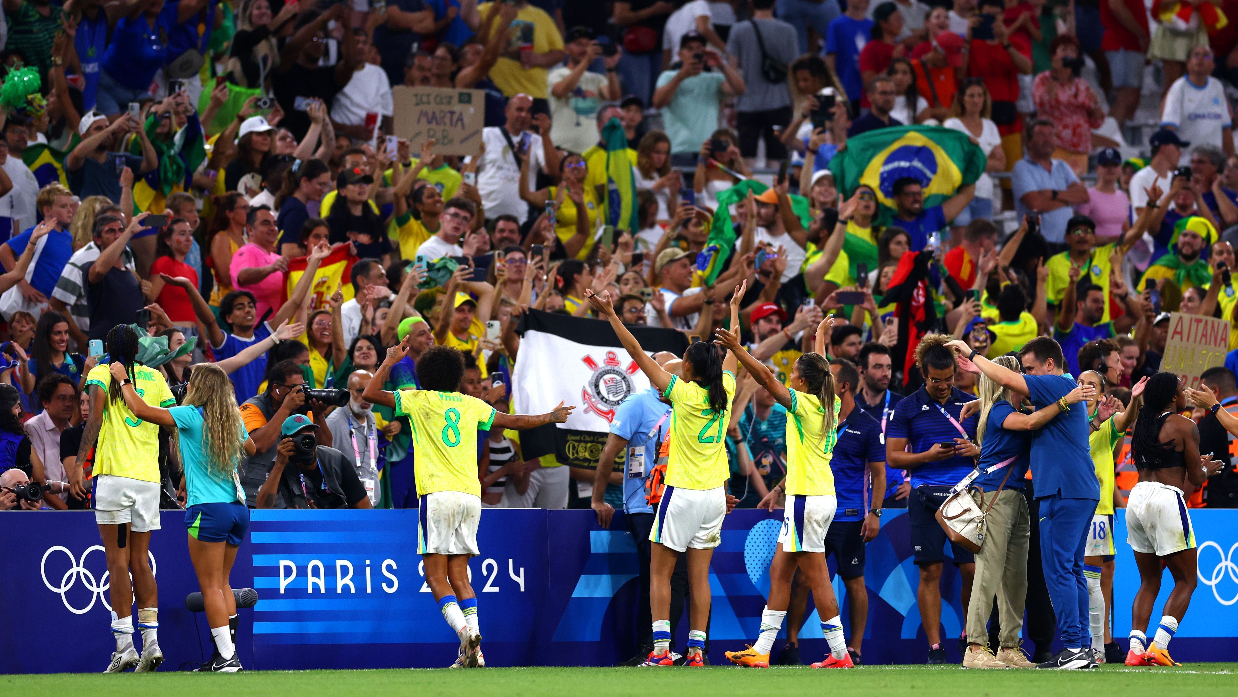 Jogadoras do Brasil comemoram vaga na final da Olimpíada