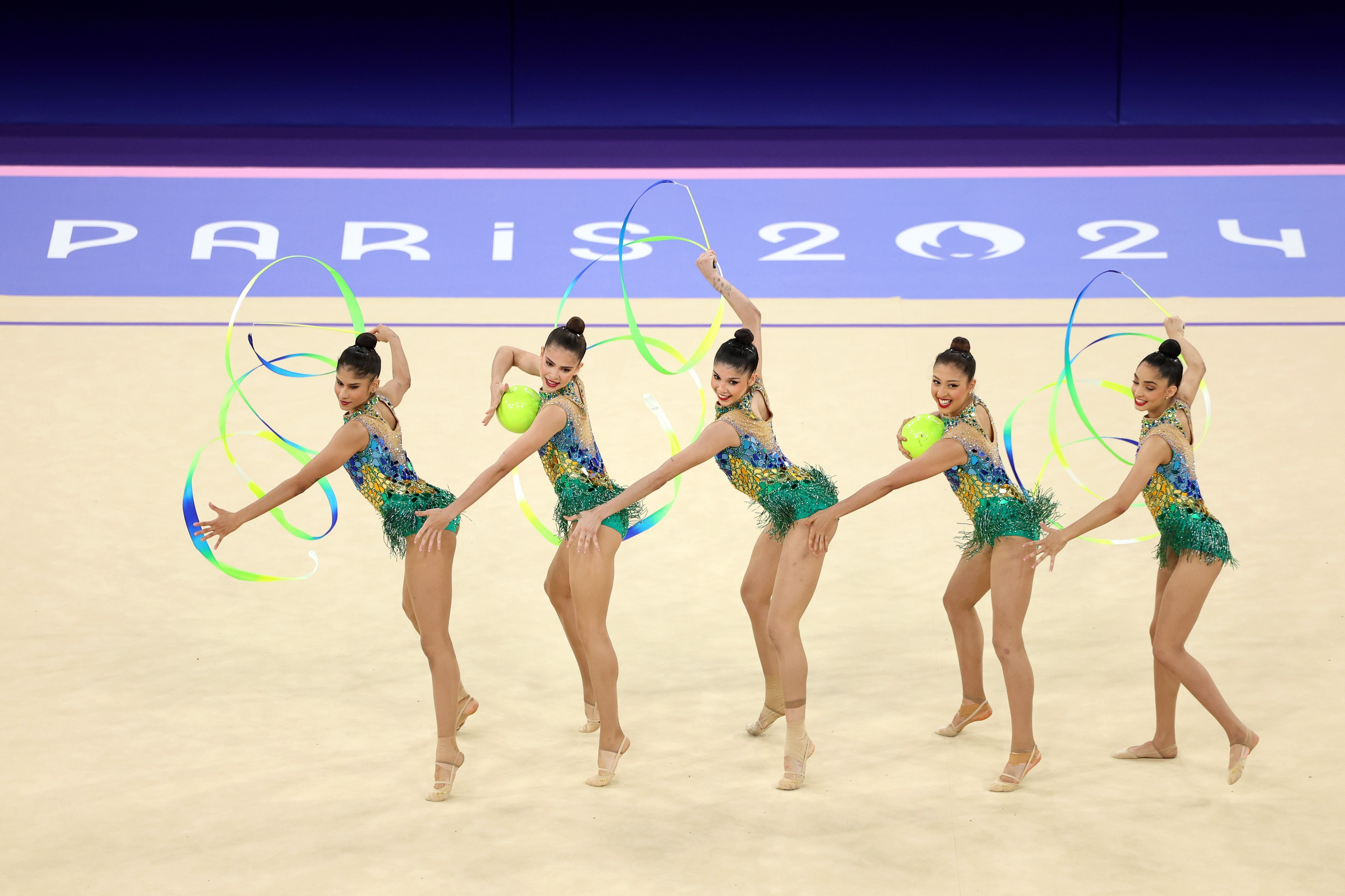 Conjunto brasileiro de ginástica rítmica durante a fase classificatória
