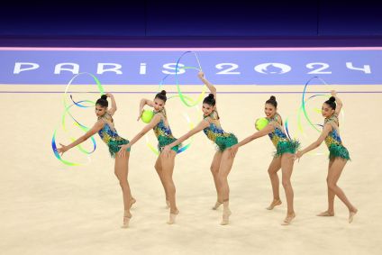 Conjunto brasileiro de ginástica rítmica durante a fase classificatória