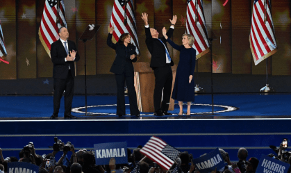 Campanha democrata revitalizada supera republicanos em audiência na convenção