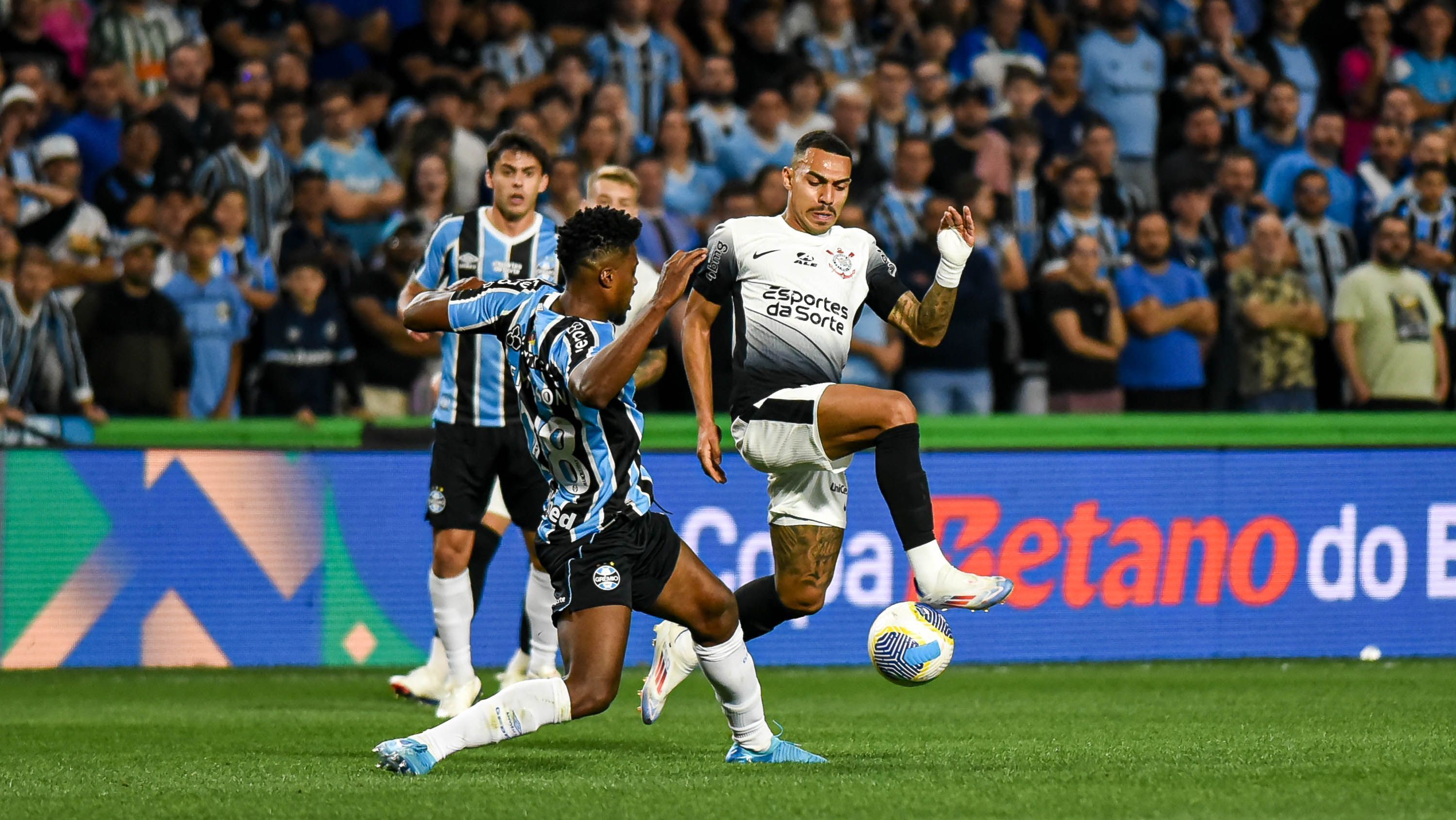Grêmio e Corinthians fizeram jogo de muita disputa no Couto Pereira