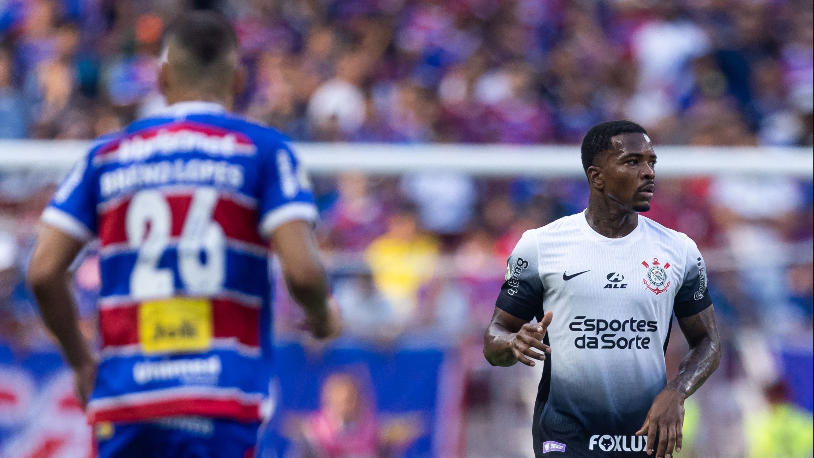 Cacá, do Corinthians, em ação contra o Fortaleza, pelo Brasileirão