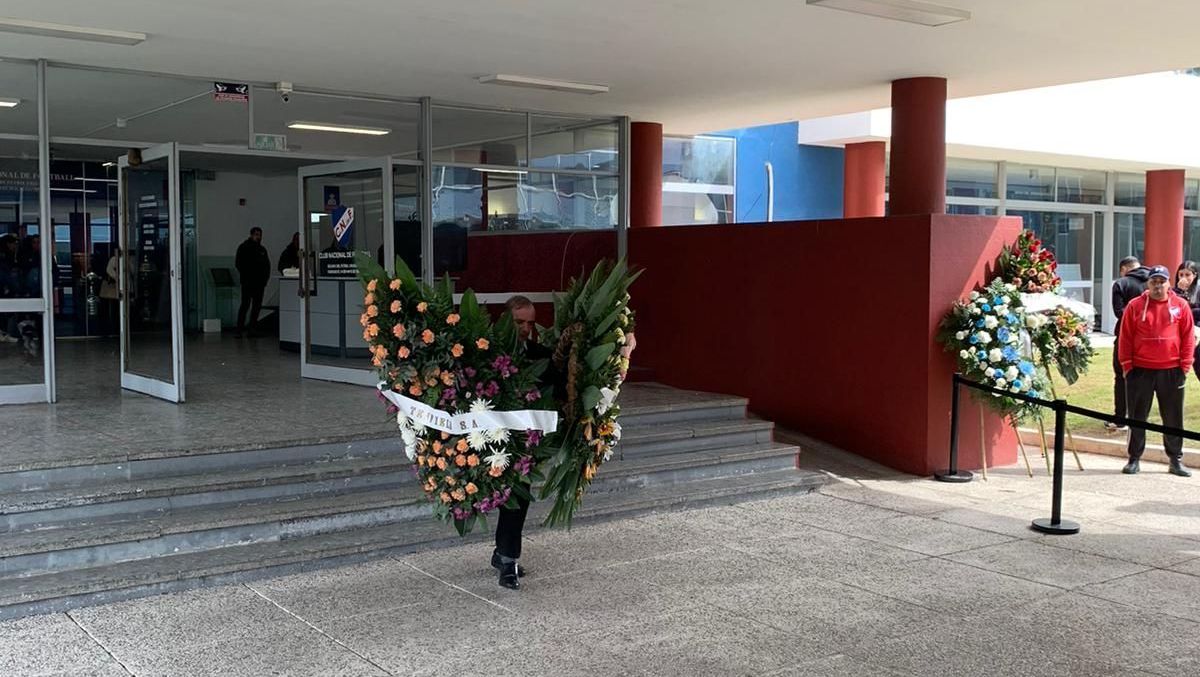 Coroa de flores estão sendo retiradas do velório de Izquierdo • Carolina Radu / CNN