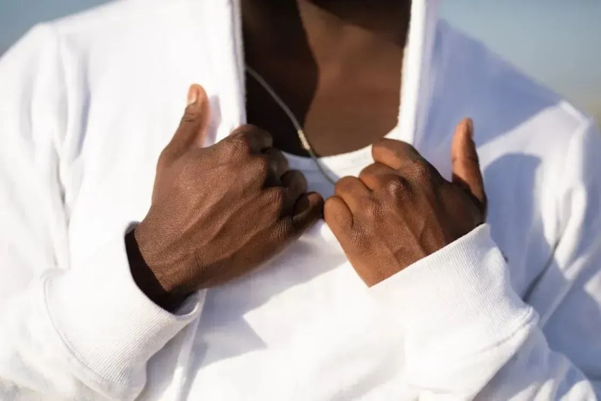 É possível escolher correntes com pingentes personalizados ou gravar uma mensagem especial, tornando o presente ainda mais significativo / Pexels