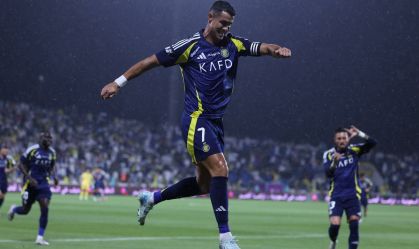 CR7 comemora gol que fechou o placar de 2 a 0 para o Al-Nassr