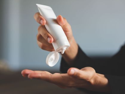 Creme antisséptico desenvolvido no Brasil é capaz de matar os vírus do mpox e suas variantes, mantendo a pele protegida por até 4 horas