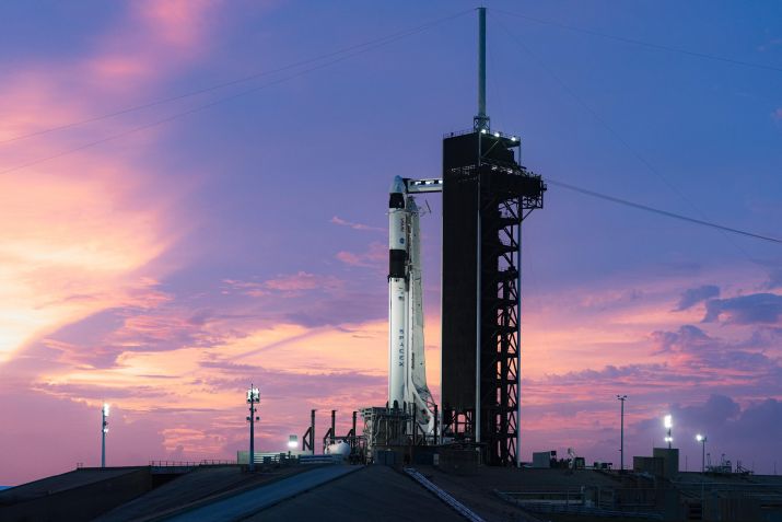 No início, o Dragon foi contratado para fazer cinco voos de ida e volta para a estação espacial, aposta que foi triplicada pela Nasa após o sucesso das viagens • Foto: SpaceX/Divulgação