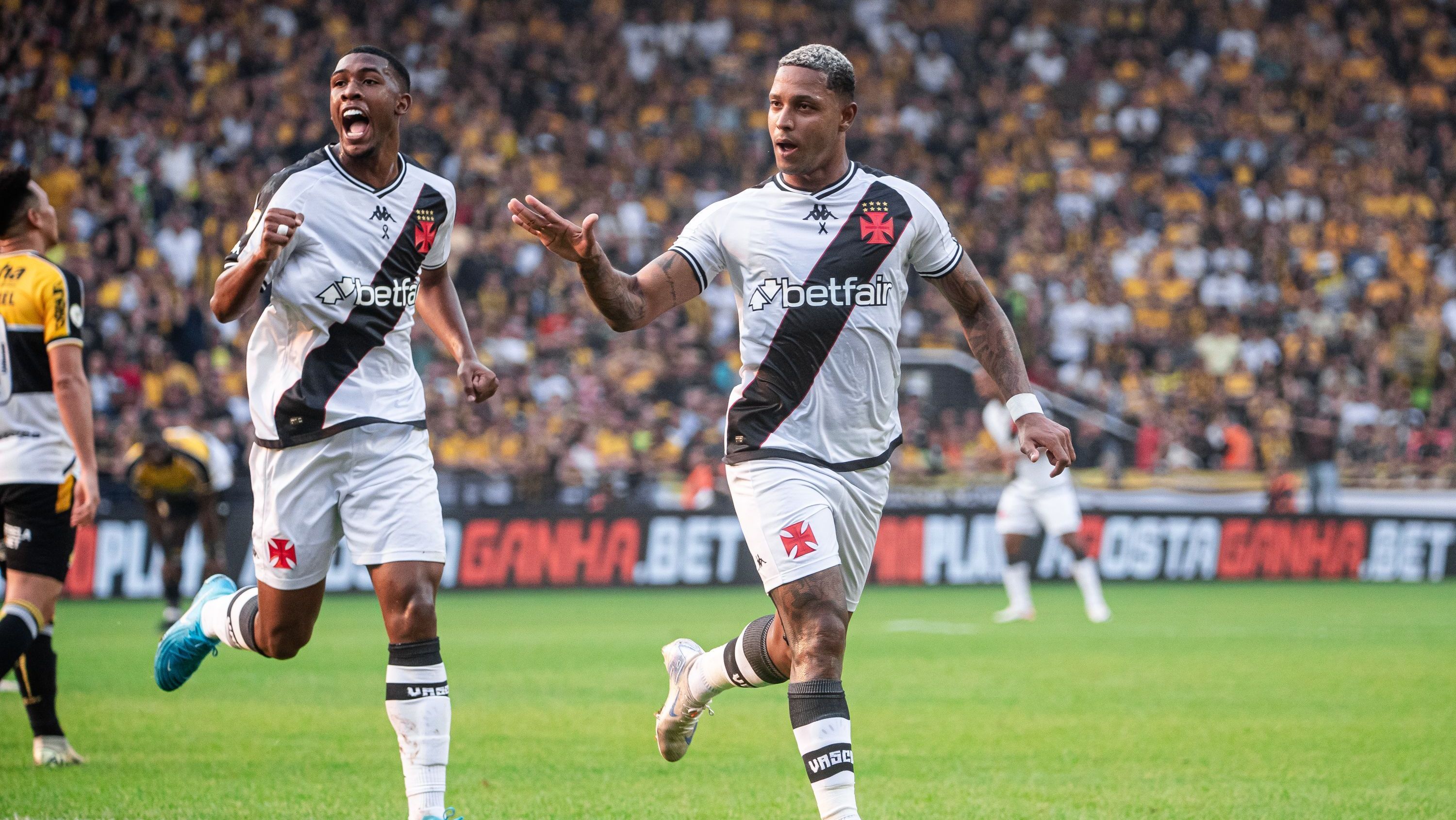 David comemora gol sobre o Criciúma pelo Campeonato Brasileiro