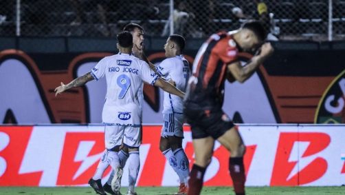 Dinenno celebra gol marcado contra o Vitória pelo Brasileirão