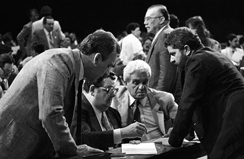 Os deputados Delfim Netto (PDS-SP), Amaral Netto (PDS-RJ) e Luiz Inácio Lula da Silva (PT-SP) conversam durante os trabalhos da Assembleia Nacional Constituinte.