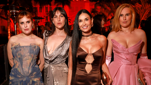 Da esquerda para direita: Tallulah Willis, Scout LaRue Willis, Demi Moore, and Rumer Willis