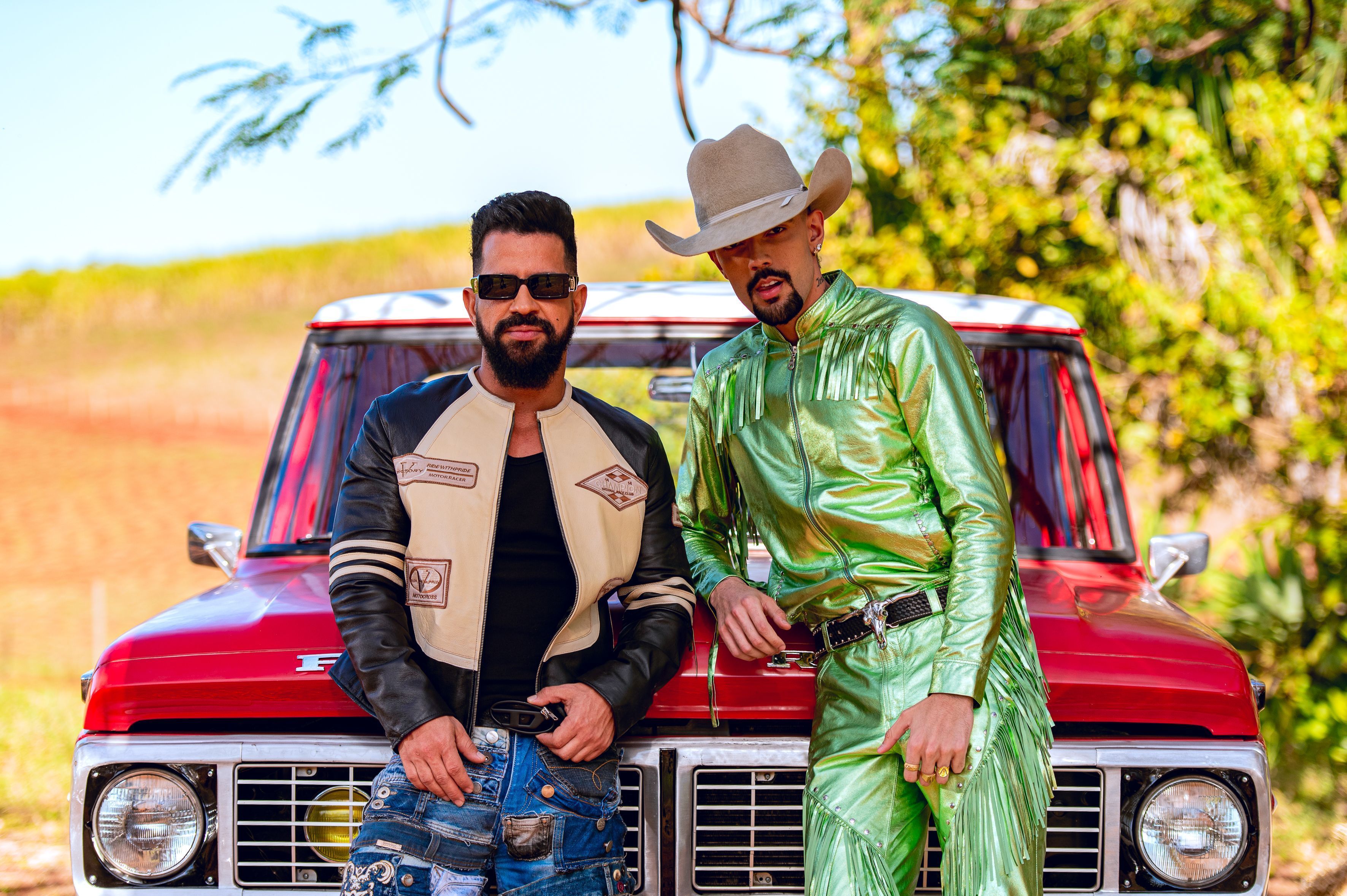 Dennis e Luan Pereira mesclam funk e agronejo no clipe de 