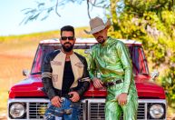 Dennis e Luan Pereira mesclam funk e agronejo no clipe de "F1000"