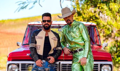 Dennis e Luan Pereira mesclam funk e agronejo no clipe de "F1000"