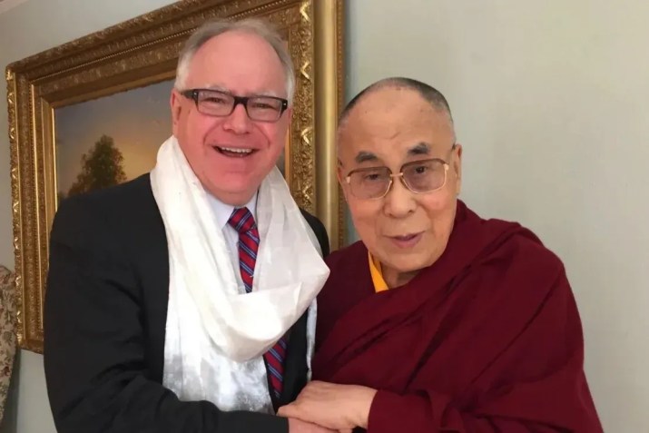 Tim Walz posa para uma foto com o Dalai Lama em 2016 / Tim Walz/X (antigo Twitter)
