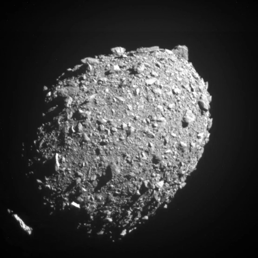 Última imagem completa do asteroide Dimorphos foi tirada pelo gerador de imagens DRACO na missão DART da NASA a uma distância de cerca de 12 quilômetros e 2 segundos antes do impacto. • NASA/Johns Hopkins APL