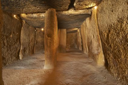 Entrada estreita que leva ao Dolmen de Menga , um monumento de pedra pré-histórico construído há pelo menos 5.600 anos