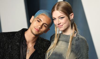 Hunter Schafer diz ter sido traída por Dominic Fike: "Entrei no celular dele"