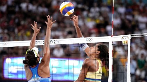 Ana Patrícia atacando na partida contra as japonesas Akiko/Ishii nas oitavas de final em Paris 2024