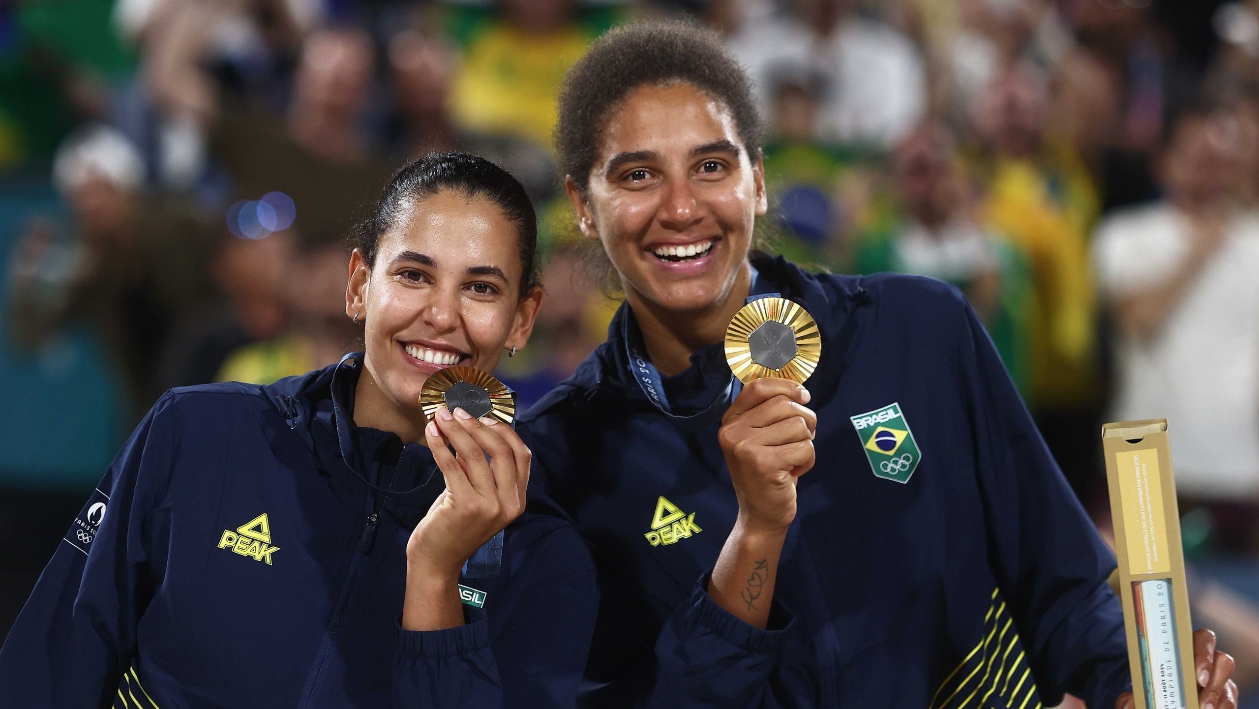 Duda e Ana Patrícia com a medalha de ouro do vôlei de praia em Paris 2024