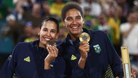 Duda e Ana Patrícia com a medalha de ouro do vôlei de praia em Paris 2024