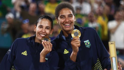 Duda e Ana Patrícia com a medalha de ouro do vôlei de praia em Paris 2024