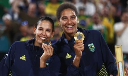 Brasil é ouro no vôlei de praia: Ana Patrícia e Duda vencem canadenses em Paris