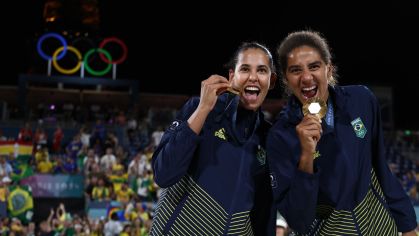 Duda e Ana Patrícia com a medalha de ouro do vôlei de praia em Paris 2024