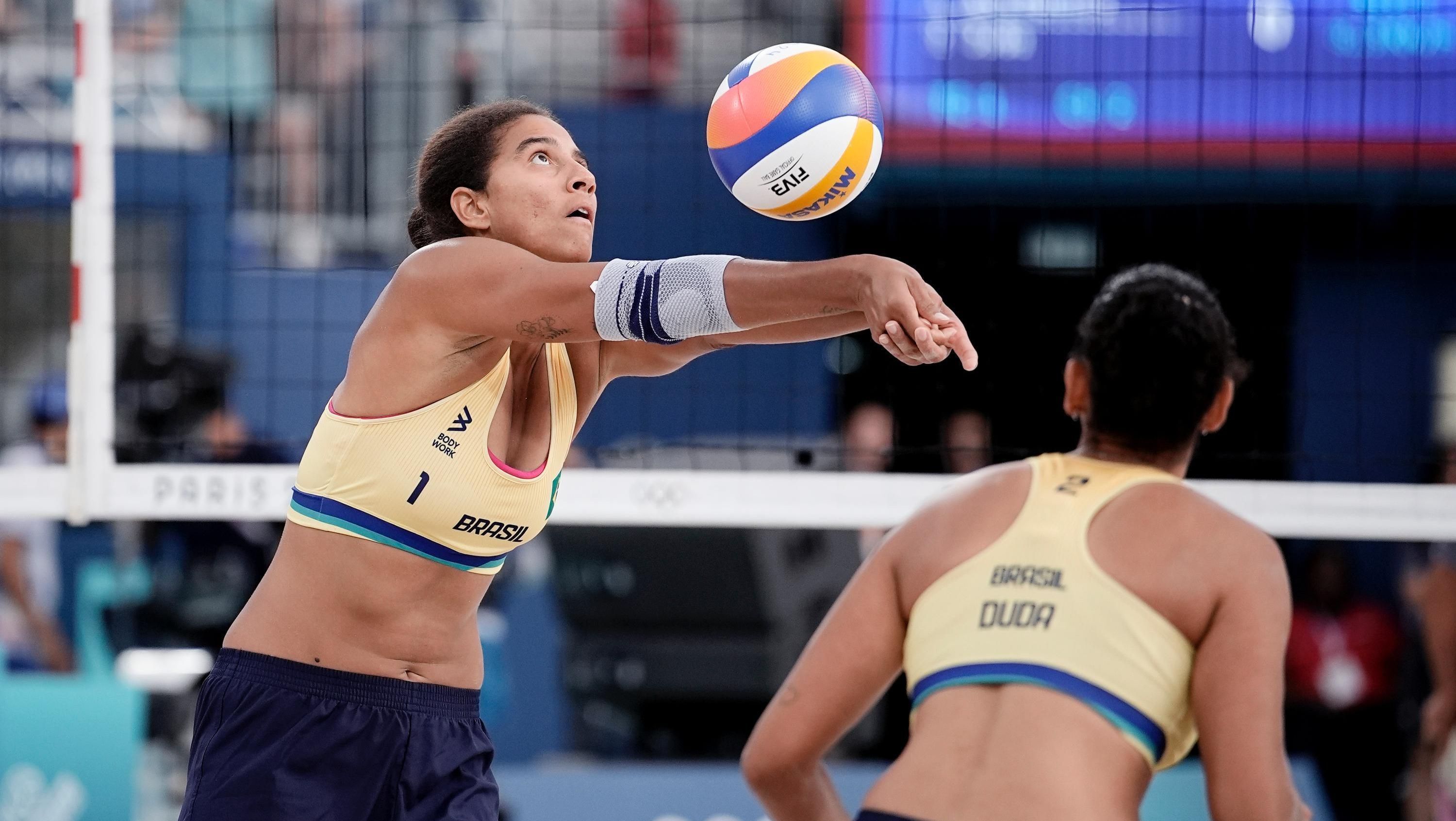 Duda e Ana Patrícia durante partida contra as italianas Gottardi/Menegatti