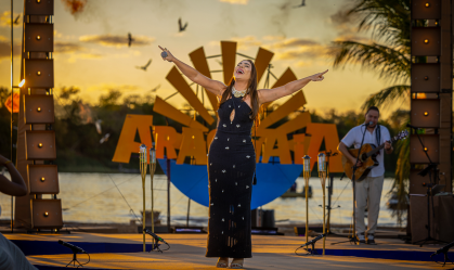 Naiara Azevedo grava DVD no rio Araguaia, e Roberta Miranda comenta: "Aventura"