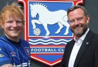 Ed Sheeran compra parte de clube da Premier League