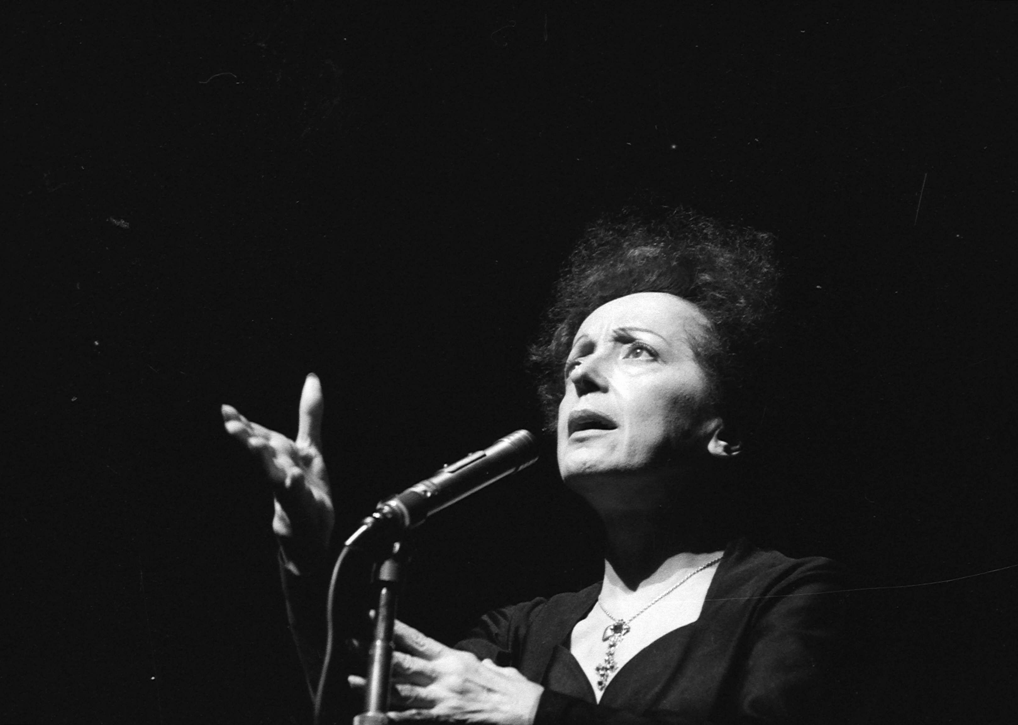 Cantora francesa Édith Piaf em 1961 / Foto: Roger Viollet via Getty Images/Roger Viollet via Getty Images