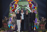 Elenco de "Beetlejuice 2" se reúne em evento de divulgação do filme; veja