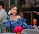 Lily Collins diz que "Emily em Paris" estreou em meio a incertezas