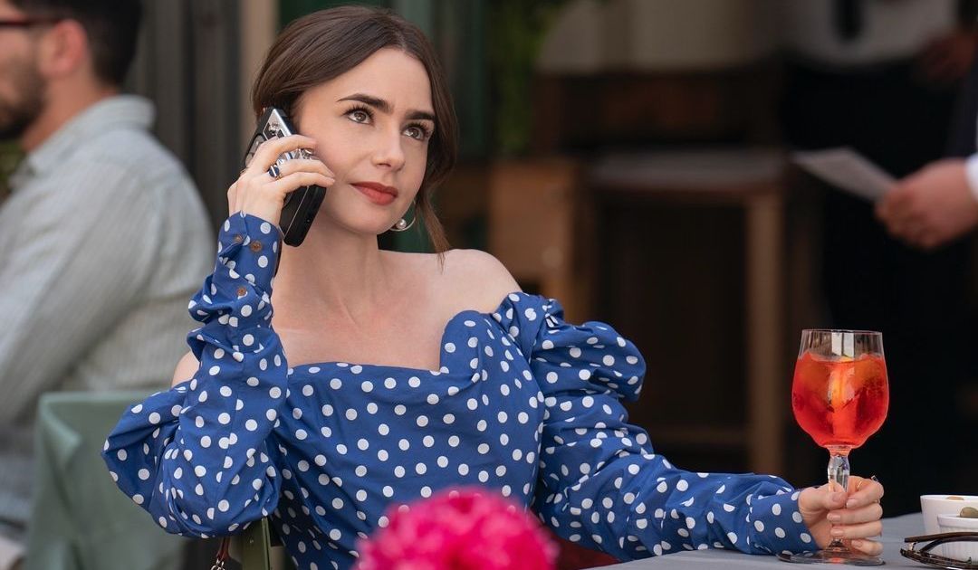 Lily Collins diz que “Emily em Paris” estreou em meio a incertezas