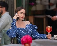 Lily Collins diz que "Emily em Paris" estreou em meio a incertezas