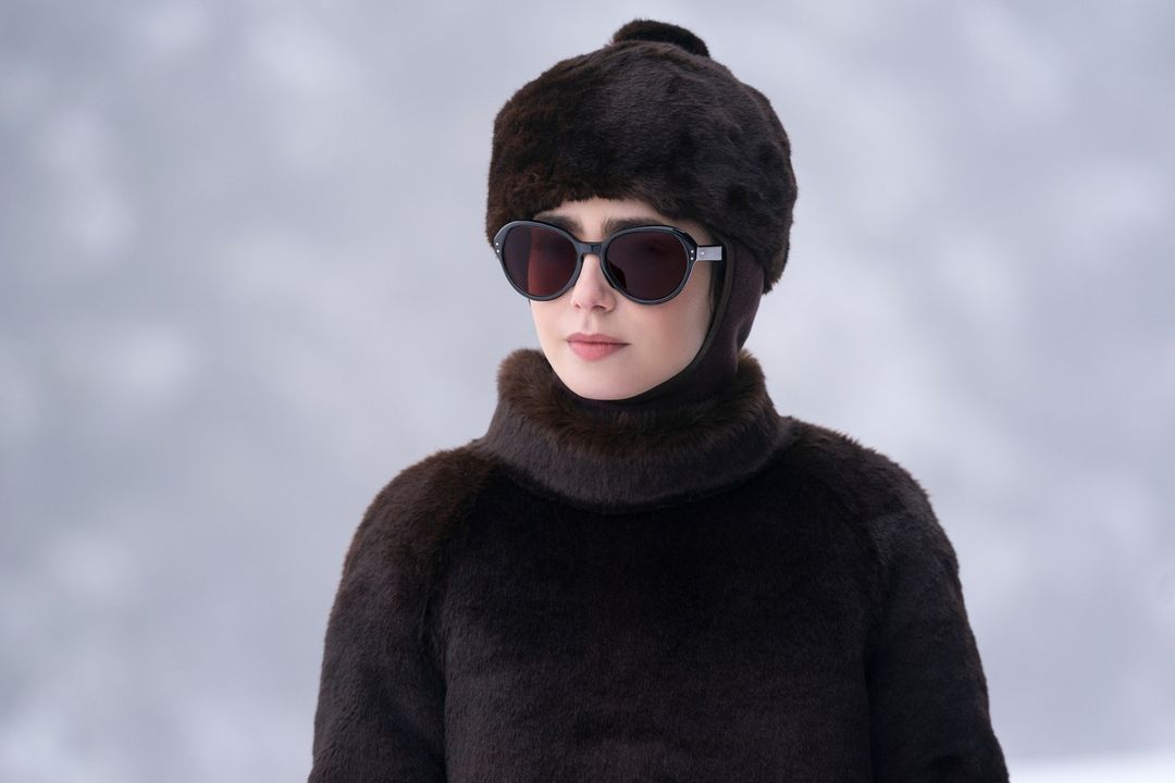 Emily com look inspirado em 'Charada", com Audrey Hepburn / Instagram/Emily in Paris