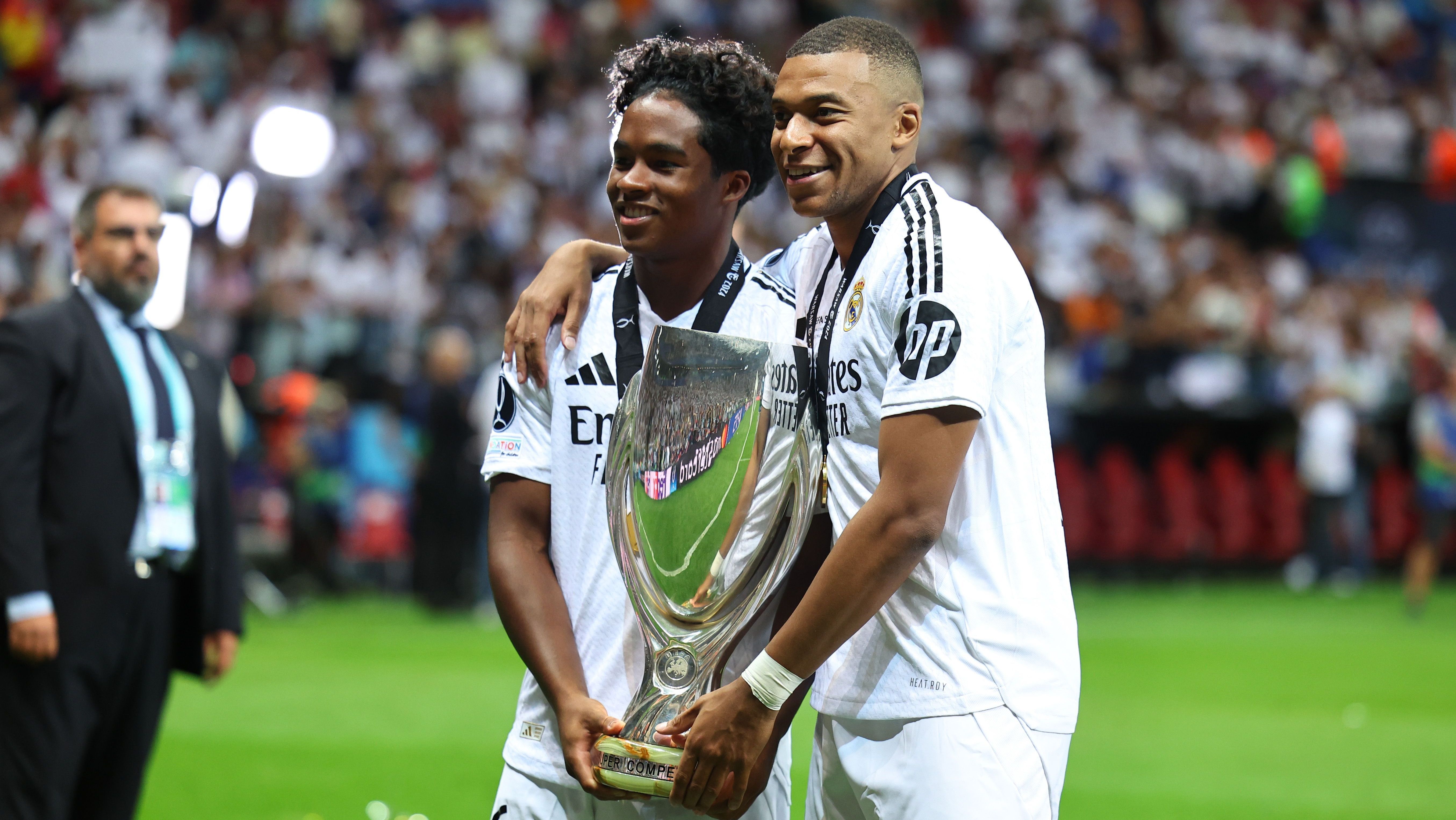 Endrick posa com a taça da Supercopa da Uefa ao lado de Mbappé / Robbie Jay Barratt/Getty