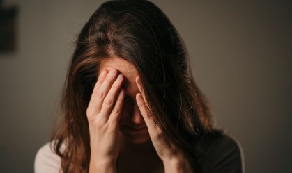 Bruxismo é mais frequente em pessoas com enxaqueca, diz estudo brasileiro