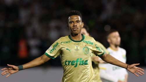 Estêvão comemora um dos gols que marcou para o Palmeiras sobre o Cuiabá