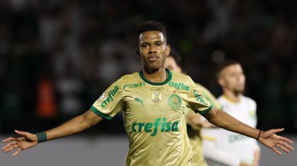 Estêvão comemora um dos gols que marcou para o Palmeiras sobre o Cuiabá